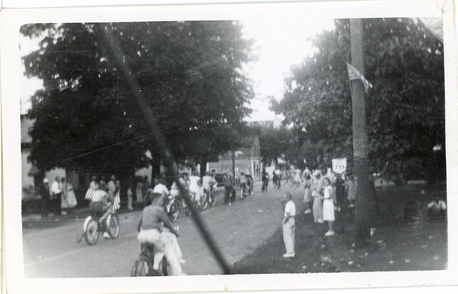 PIC_318-1940s-Green-Camp-Parade